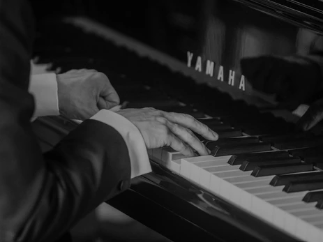 What is the fastest and easiest way to learn to play the piano?