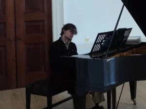 Expression and technique as symbiotic aspects of the piano learning process - Abstract